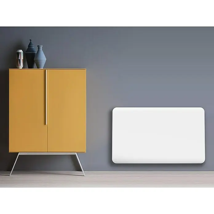 Purline Emisor térmico Ceramic A2000 WiFi - 2.000 W, Blanco, 9 x 82 x 50 cm, Cerámico - Idea de diseño interior con un armario amarillo con tres jarrones encima y un radiador blanco contra una pared gris.