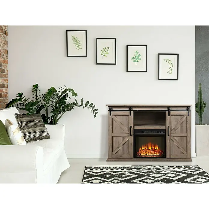 Purline Chimenea eléctrica con marco MDF CHE-910 - Marrón, 2.000 W, 40 x 137 x 82 cm - Una sala de estar moderna con un centro multimedia de chimenea gris con puertas correderas estilo granero y fuego simulado.