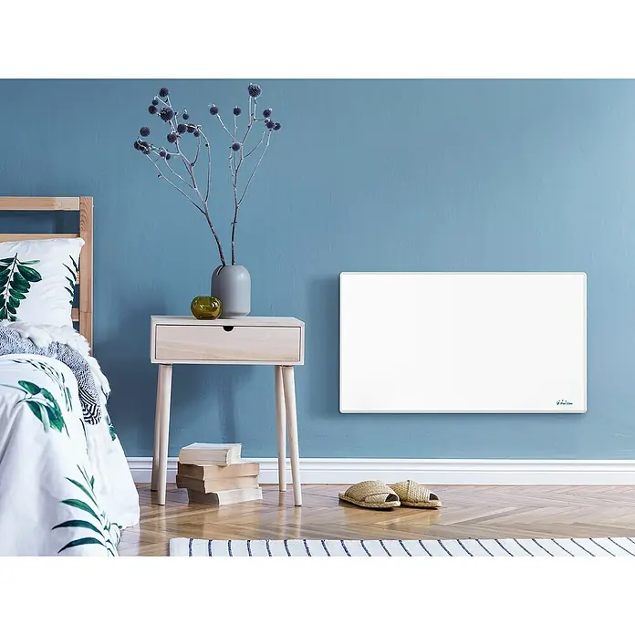 Purline Emisor térmico digital Panel S1500 - 1.500 W, Blanco, 8 x 70 x 40 cm - Primer plano de un panel de calefacción por infrarrojos blanco montado en una pared azul en un dormitorio, creando un ambiente acogedor.
