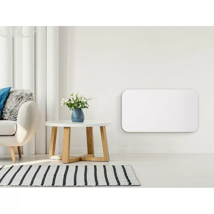 Purline Emisor térmico Ceramic AC1000 WiFi - 1.000 W, Blanco, 10 x 73 x 53 cm - Panel de pared rectangular blanco con esquinas redondeadas, montado en una pared clara en una sala de estar.