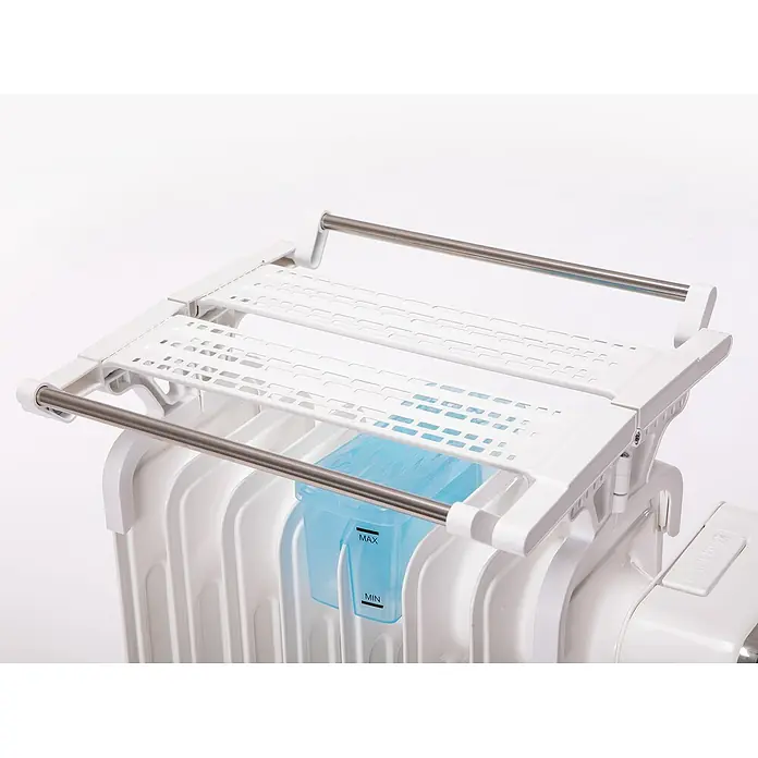 Purline Radiador de aceite HOTI OR2000 - 2.000 W, Blanco, 14,5 x 38,5 x 61,5 cm - Primer plano de un radiador con tendedero y un recipiente de agua azul para mejorar la humedad del aire.