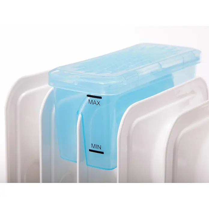 Purline Radiador de aceite HOTI OR2000 - 2.000 W, Blanco, 14,5 x 38,5 x 61,5 cm - Primer plano de un humidificador azul con indicador de nivel, conectado a un accesorio de radiador blanco.