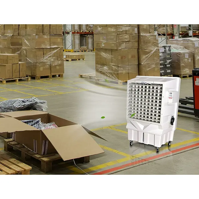 Purline Rafy Climatizador evaporativo 300 - Blanco, Altura: 154 cm - La imagen muestra un enfriador evaporativo portátil en un almacén, proporcionando aire fresco. Es blanco y está equipado con ruedas para facilitar su traslado.