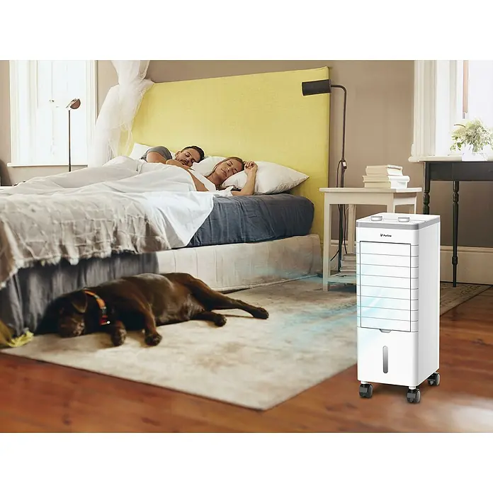 Purline Rafy Climatizador evaporativo 35 - Blanco, Altura: 59 cm - Aire acondicionado en dormitorio con pareja durmiendo y perro. El aire acondicionado Purline garantiza un clima interior agradable.