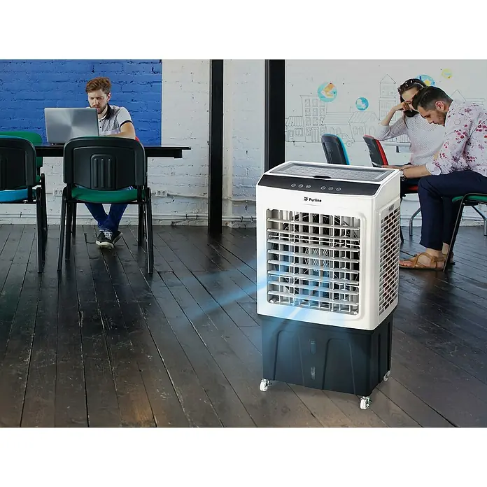 Purline Rafy Climatizador evaporativo 175 - Blanco y Negro - Foto de oficina de un refrigerador de aire móvil "Purtline" blanco con flujo de aire azul en primer plano, que garantiza una refrigeración agradable.
