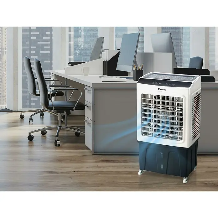 Purline Rafy Climatizador evaporativo 175 - Blanco y Negro - Enfriador de aire Purline en una oficina, emitiendo aire fresco. Es blanco con base negra y tiene ruedas para facilitar su transporte.