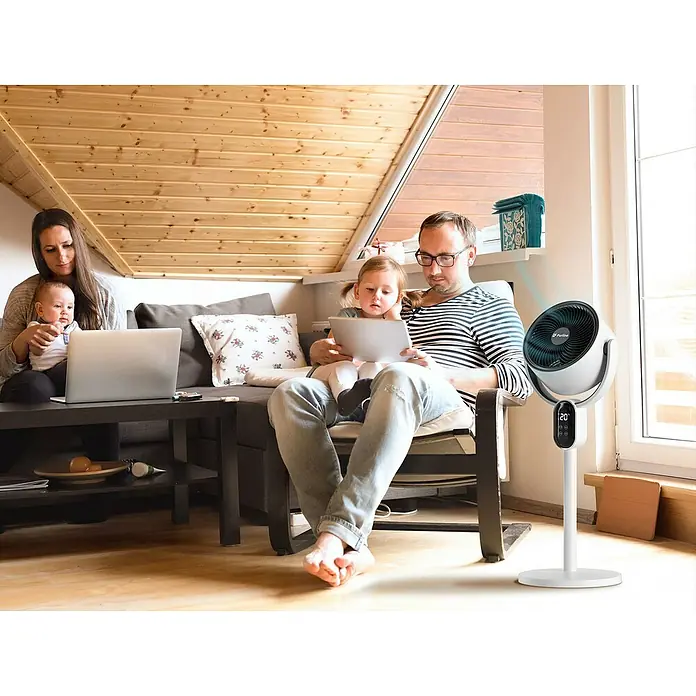 Purline Venty Ventilador de sobremesa Apollo - Blanco - Un ventilador Purline está al lado de una familia en la sala de estar, proporcionando una brisa fresca con su diseño moderno y pantalla digital.