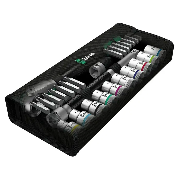 Wera Steckschlüssel-Set Zyklop 8100 - 28 -tlg., Antriebsgröße: ½″ - Wera Zyklop Mini 8001 A Bit-Ratsche Set mit Nüssen und Bits in einer schwarzen Textiltasche.