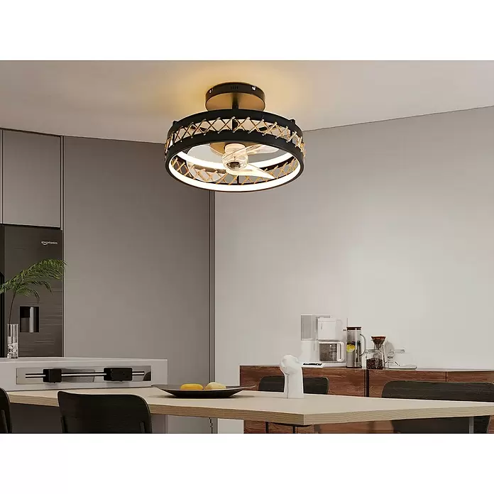 Purline Ventilador de techo Ceily Rope - Negro, 50 cm, 52 W, Blanco cálido - Un ventilador de techo negro con luz circular detallada con cuerda ilumina una cocina/comedor moderna.