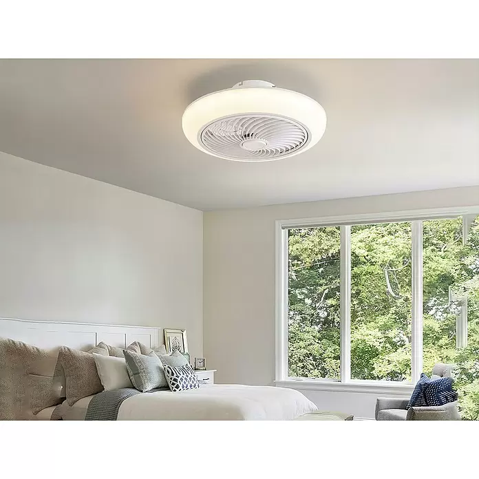 Purline Ventilador de techo Ceily Spiral - Blanco, 45 cm, 36 W, Blanco cálido - Ventilador de techo redondo blanco con luz LED integrada, montado en el techo de un dormitorio.