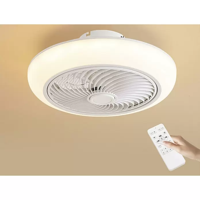 Purline Ventilador de techo Ceily Spiral - Blanco, 45 cm, 36 W, Blanco cálido - Ventilador de techo blanco con luz integrada, controlado por una mano que sostiene un mando a distancia.
