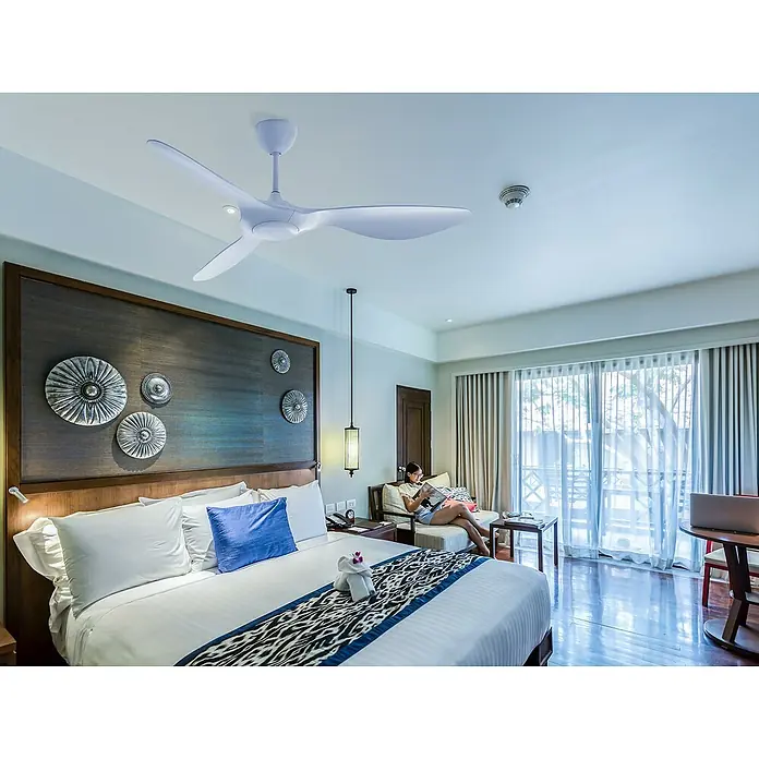 Purline Ventilador de techo Helix White - Blanco, 132 cm, 35 W, Blanco cálido - Una elegante habitación de hotel con un moderno ventilador de techo blanco, que garantiza un ambiente cómodo y aireado.