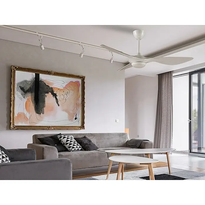 Purline Ventilador de techo Helix White - Blanco, 132 cm, 35 W, Blanco cálido - Un elegante ventilador de techo blanco con palas curvas cuelga en una sala de estar decorada modernamente, proporcionando una circulación de aire fresca y confortable.