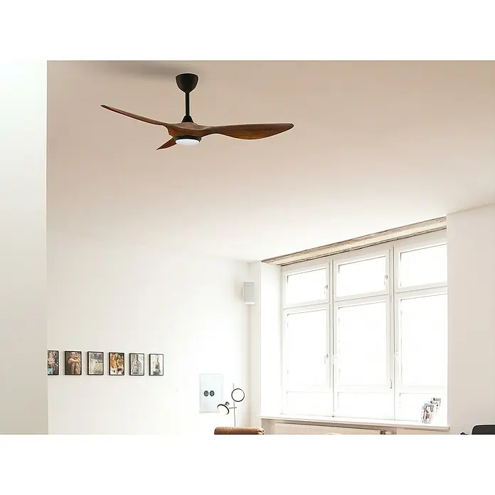 Purline Ventilador de techo Helix Wood - Negro/Madera, 132 cm, 35 W, Blanco cálido - Ventilador de techo con tres aspas de madera e iluminación LED integrada en una sala de estar luminosa.