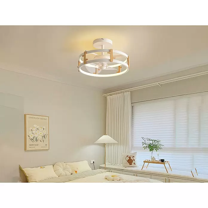 Purline Ventilador de techo Ceily Wood - Blanco, 40 cm, 42 W, Blanco cálido - Moderno ventilador de techo blanco con detalles de madera clara y luz LED integrada instalado en el techo de un dormitorio.