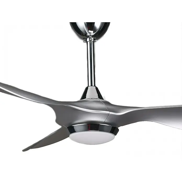 Purline Ventilador de techo Helix Silver - Plateado, 132 cm, 35 W, Blanco cálido - Primer plano de un ventilador de techo moderno con acabado cromado y lámpara integrada, que ofrece un elemento de diseño elegante para cualquier habitación.