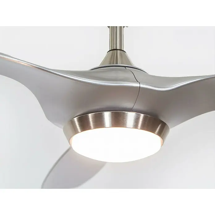 Purline Ventilador de techo Helix Silver - Plateado, 132 cm, 35 W, Blanco cálido - Primer plano de un moderno ventilador de techo con iluminación LED integrada. El ventilador presenta un diseño elegante plateado y crea un ambiente confortable.