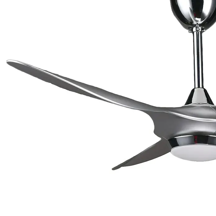 Purline Ventilador de techo Helix Silver - Plateado, 132 cm, 35 W, Blanco cálido - Primer plano de un moderno ventilador de techo con aspas plateadas e iluminación integrada.