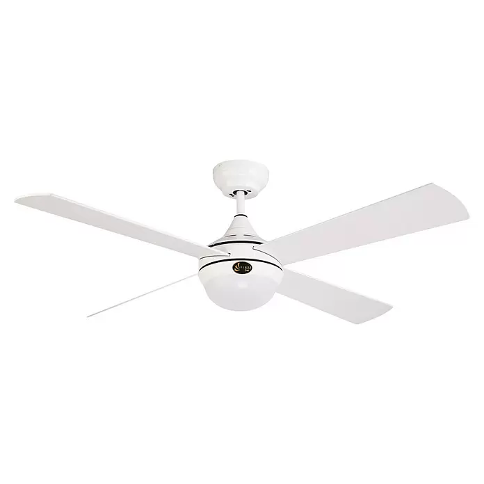 Purline Ventilador de techo Raica - Blanco, 122 cm, 20 W - Ventilador de techo blanco con tres aspas y luz integrada. Con detalles en negro y un logotipo dorado.