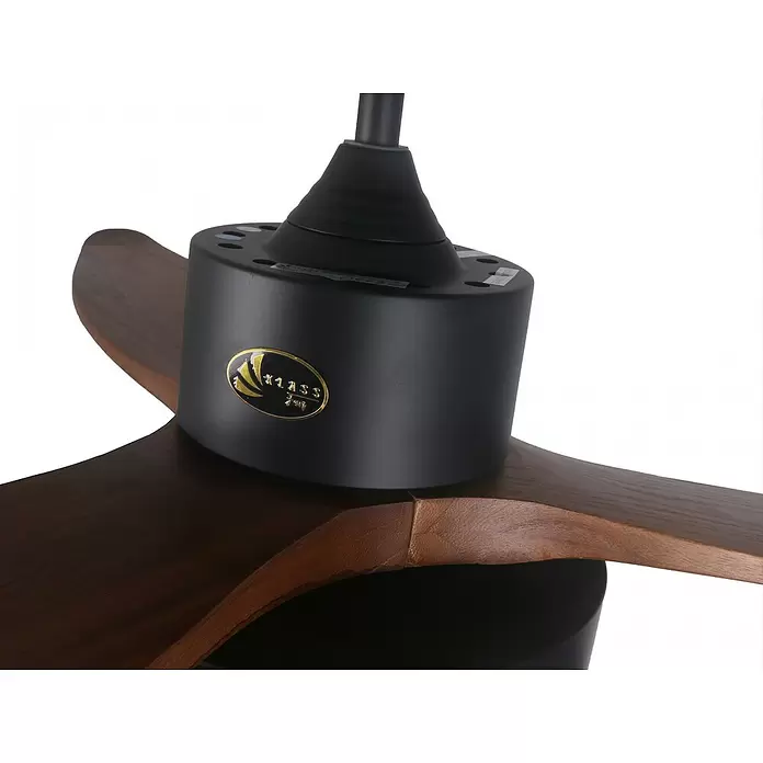 Purline Ventilador de techo Darkwind - Madera oscura, 132 cm, 35 W - Primer plano de un ventilador de techo con carcasa de motor negra y aspas de madera marrón oscuro. Un logotipo dorado "KLASS" es visible en la carcasa.