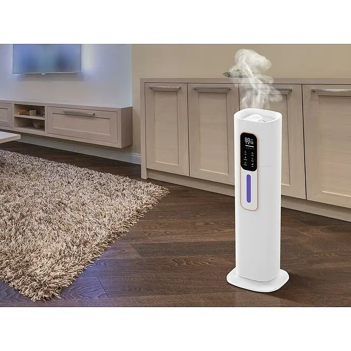 Purline Humidificador Hydro 20 - 20 x 22 x 70 cm, Blanco - Humidificador blanco en la sala de estar. El humidificador está en un piso de madera al lado de una alfombra y un armario.