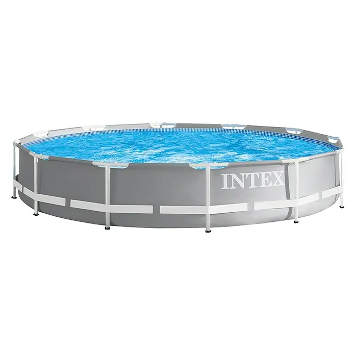 Intex Piscina Frame Prisma Rondo - Ø x Al: 366 x 76 cm, Gris, 6.503 l - Piscina Intex mostrada con un exterior gris lleno de agua azul, un patio trasero ideal para la diversión y el esparcimiento veraniegos.