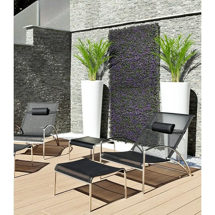 Nortene Jardín vertical Lavanda - Plástico, L x An: 100 x 100 cm - Dos tumbonas modernas con reposapiés en un patio. Elegante mobiliario de exterior rodeado de plantas y paredes de piedra.