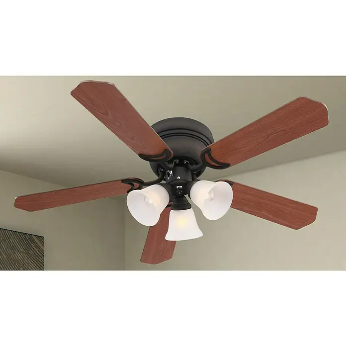 Voltomat Deckenventilator Ontario - Walnuss/Kirsche, 106 cm, 60 W - Nahaufnahme eines Deckenventilators mit drei Leuchten und hölzernen Rotorblättern, der von der Decke hängt.