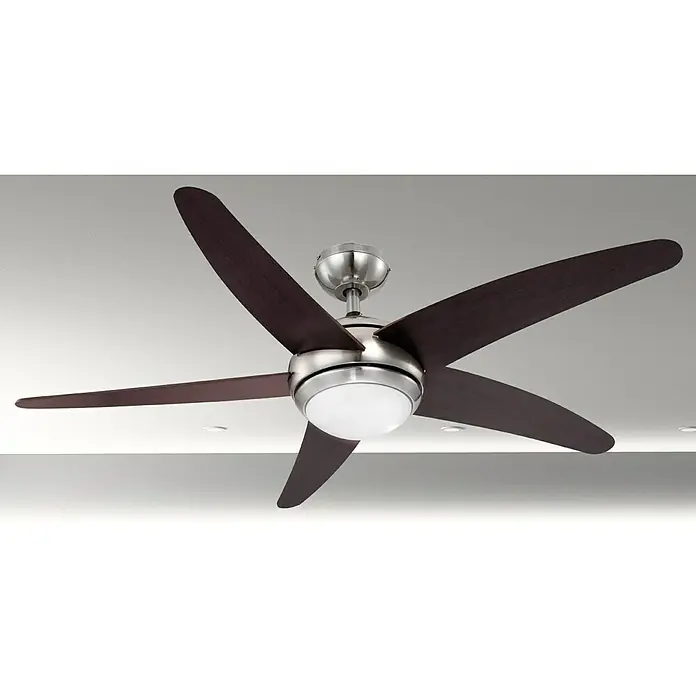 Voltomat Deckenventilator Fabiola - Wenge, 132 cm, 60 W - Nahaufnahme eines eleganten Deckenventilators mit fünf Flügeln und einer integrierten Lampe.