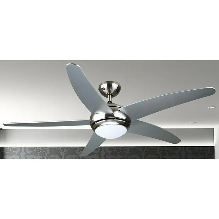 Voltomat Deckenventilator Fabiola - Silber, 132 cm - Diese Aufnahme zeigt einen modernen Deckenventilator mit fünf silbernen Flügeln und integrierter Beleuchtung.