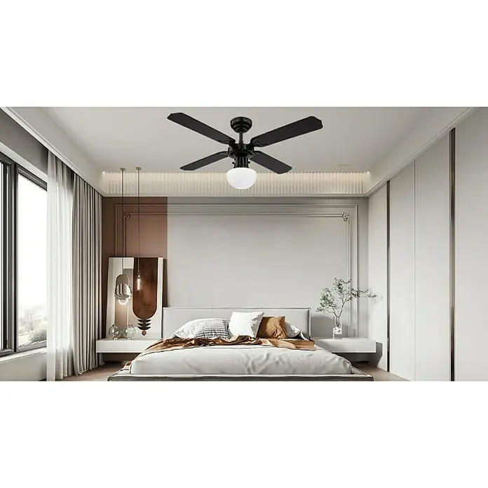 Voltomat Deckenventilator Bungonia - Schwarz, 105 cm, 60 W - Ein schwarzer Deckenventilator mit vier Flügeln und einer kugelförmigen Lampe in einem stilvollen Schlafzimmer.