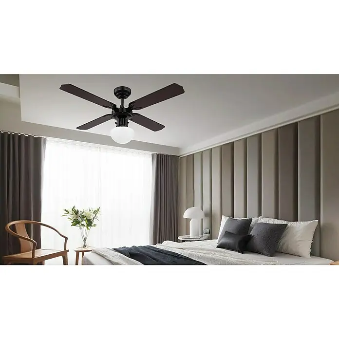 Voltomat Deckenventilator Bungonia - Schwarz, 105 cm, 60 W - Zimmerdecke mit einem braunen Deckenventilator mit vier Flügeln und einer kugelförmigen Lampe, der eine gemütliche Atmosphäre schafft.