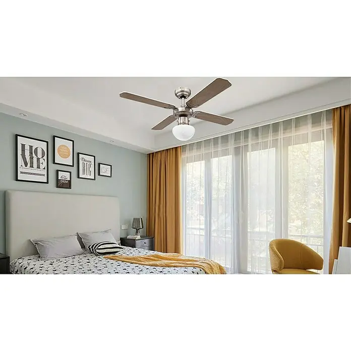 Proklima Deckenventilator Bungonia - Ahorn, 105 cm, 60 W - Deckenventilator mit Holzflügeln und einer Glühbirne in einem Schlafzimmer, der für eine angenehme Atmosphäre sorgt.
