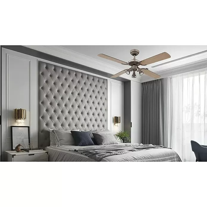 Proklima Deckenventilator Richmond - Titan, 105 cm, 150 W - Brauner Deckenventilator mit hellen Holzflügeln und drei Strahlern in einem modernen Schlafzimmer installiert.