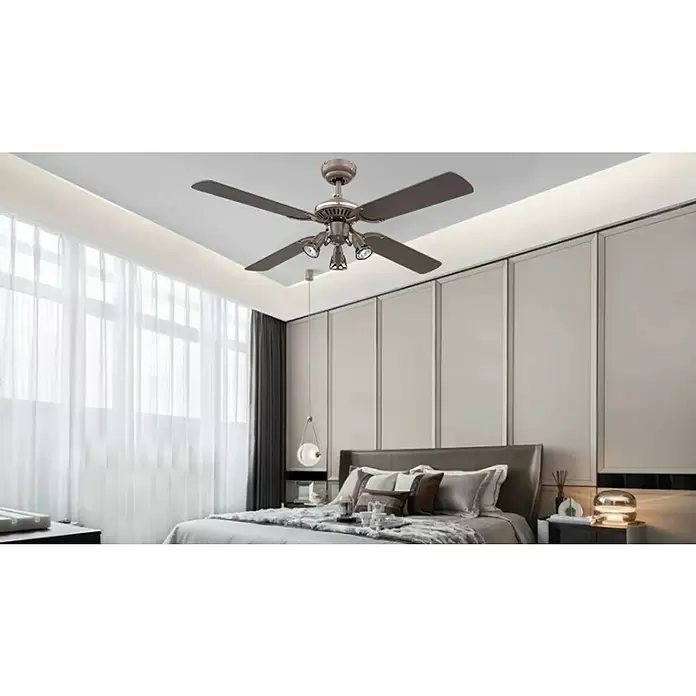 Proklima Deckenventilator Richmond - Titan, 105 cm, 150 W - Brauner Deckenventilator mit vier Flügeln und drei integrierten Strahlern, in einem modernen Schlafzimmer.