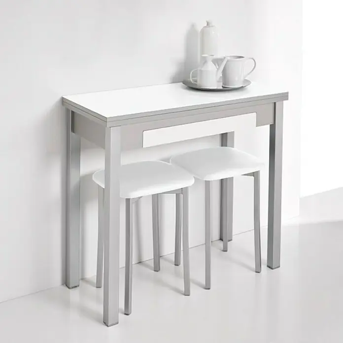 Taburete de cocina Kira - L x An x Al: 33 x 33 x 47 cm, Blanco - Una mesa blanca con dos taburetes debajo y vajilla encima.