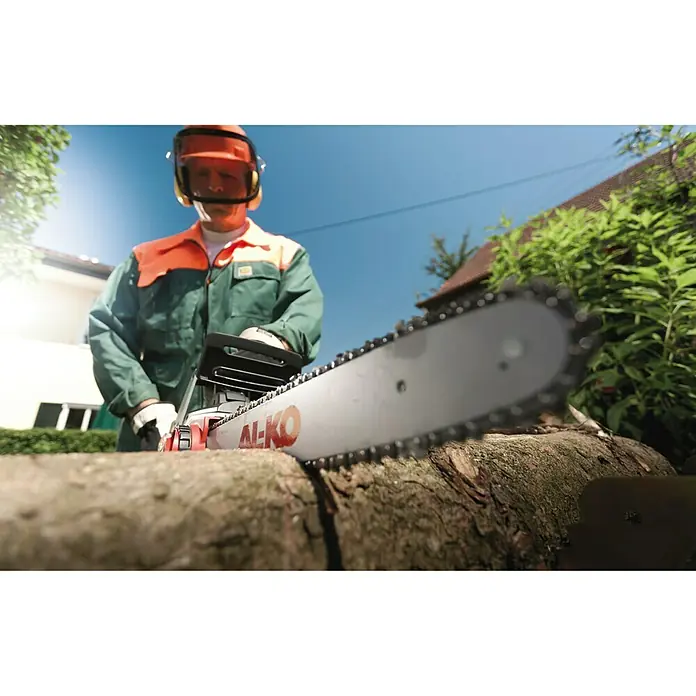 AL-KO Premium Elektro-Kettensäge EKI 2200/40 - 2.200 W, Schwertlänge: 40 cm - Nahaufnahme einer AL-KO Kettensäge im Einsatz, mit Fokus auf das Schneiden von Holz.