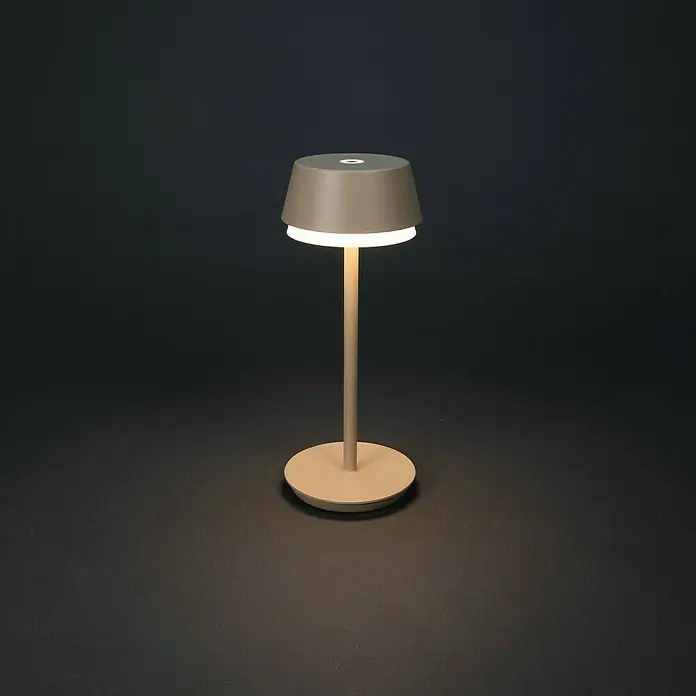 Konstsmide Akku-Tischleuchte Lyon - 2,5 W, L x B x H: 12 x 12 x 30 cm, Sand, RGBW - Elegante beigefarbene Tischleuchte. Das moderne Design der Lampe mit warmem Licht macht sie zu einem stilvollen Akzent in jedem Raum.