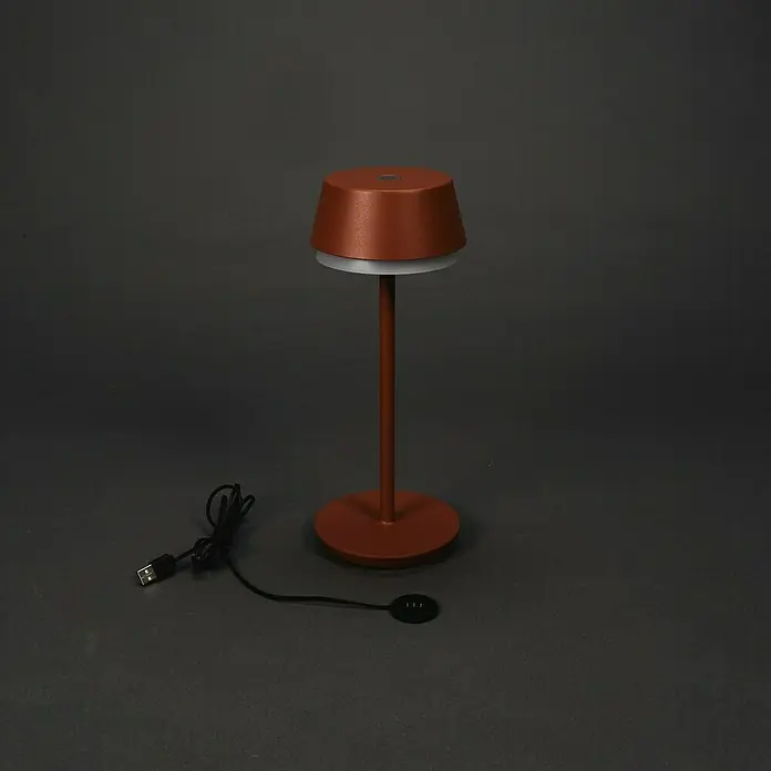 Konstsmide Akku-Tischleuchte Lyon - 2,5 W, L x B x H: 12 x 12 x 30 cm, Braun, RGBW - Elegante Tischleuchte in Terrakotta mit USB-Anschluss und Touch-Bedienfeld für moderne Beleuchtungslösungen.