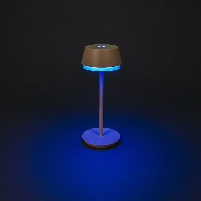 Konstsmide Akku-Tischleuchte Lyon - 2,5 W, L x B x H: 12 x 12 x 30 cm, Sand, RGBW - Elegante Tischleuchte mit braunem Schirm und blauem Lichteffekt, ideal als stimmungsvolle Beleuchtung für jeden Raum.