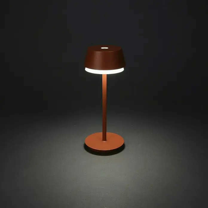 Konstsmide Akku-Tischleuchte Lyon - 2,5 W, L x B x H: 12 x 12 x 30 cm, Braun, RGBW - Elegante braune Tischleuchte mit modernem Design. Die Lampe spendet warmes Licht und ist ein stilvolles Dekorationsobjekt für jeden Raum.
