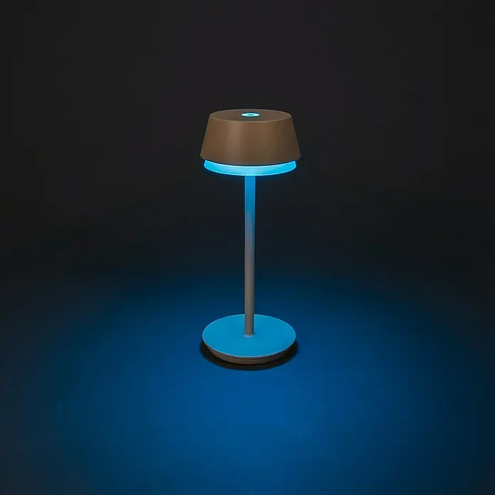 Konstsmide Akku-Tischleuchte Lyon - 2,5 W, L x B x H: 12 x 12 x 30 cm, Sand, RGBW - Diese moderne Tischleuchte bietet ein stimmungsvolles blaues Licht. Das schlichte Design passt perfekt in jeden Raum und sorgt für Ambiente.