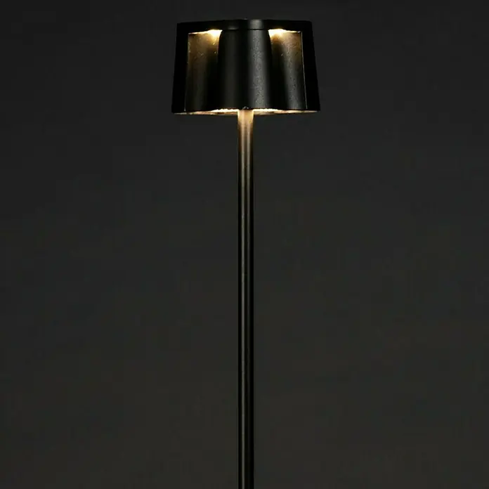 Konstsmide Akku-Stehleuchte Nice - 10 x 10 x 120 cm, Schwarz, Mehrfarbig, 3 W, IP54 - Elegante schwarze Stehlampe mit modernem Design, ideal für stilvolle Innenräume. Die Lampe spendet warmes, angenehmes Licht.