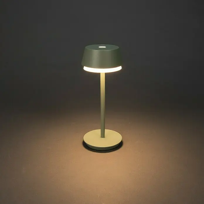 Konstsmide Akku-Tischleuchte Lyon - 2,5 W, L x B x H: 12 x 12 x 30 cm, Mintgrün, RGBW - Nahaufnahme einer modernen grünen Tischleuchte. Das sanfte Licht betont das minimalistische Design und die elegante Form der Lampe.