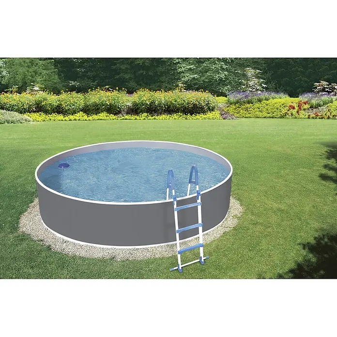 myPool Stahlwand-Pool Splash - Ø x H: 360 x 110 cm, Grau/Grau, 10.000 l - Ein runder Pool mit Leiter steht im Garten, umgeben von gepflegtem Rasen und Blumen. Perfekt für Sommerliche Erfrischung im eigenen Garten.