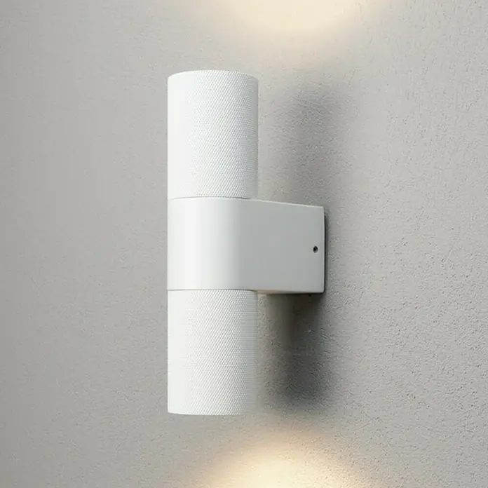 Konstsmide Außenwandleuchte Temi - 14 W, Weiß, IP54 - Wandleuchte mit zwei zylindrischen Lampenschirmen in Weiß, die ein warmes Licht ausstrahlt und für eine moderne Beleuchtung sorgt.
