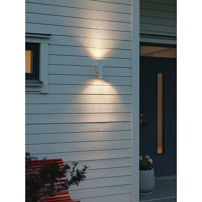 Konstsmide Außenwandleuchte Temi - 14 W, Weiß, IP54 - Stilvolle Außenwandleuchte aus weißem Aluminium. Das Licht scheint nach oben und unten und erhellt die Fassade modern.