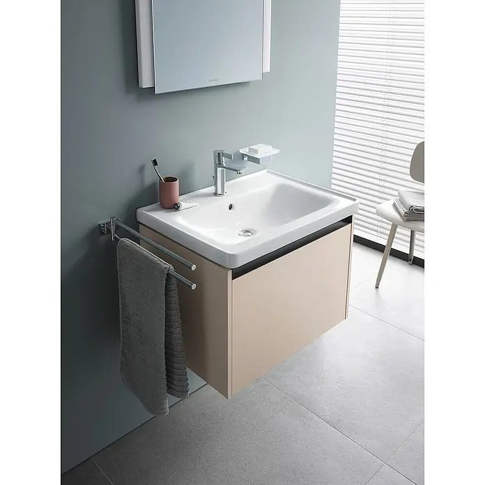Duravit Waschtisch D-Neo - 60 x 48 cm, Weiß - Ein modernes Waschbecken mit Unterschrank, Armatur und Handtuchhalter präsentiert eine stilvolle Badezimmerlösung.