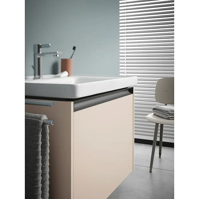 Duravit Waschtisch D-Neo - 60 x 48 cm, Weiß - Ein moderner Waschtischunterschrank in einem Badezimmer, der mit einer grauen Handtuchstange und einem Handtuch ausgestattet ist.