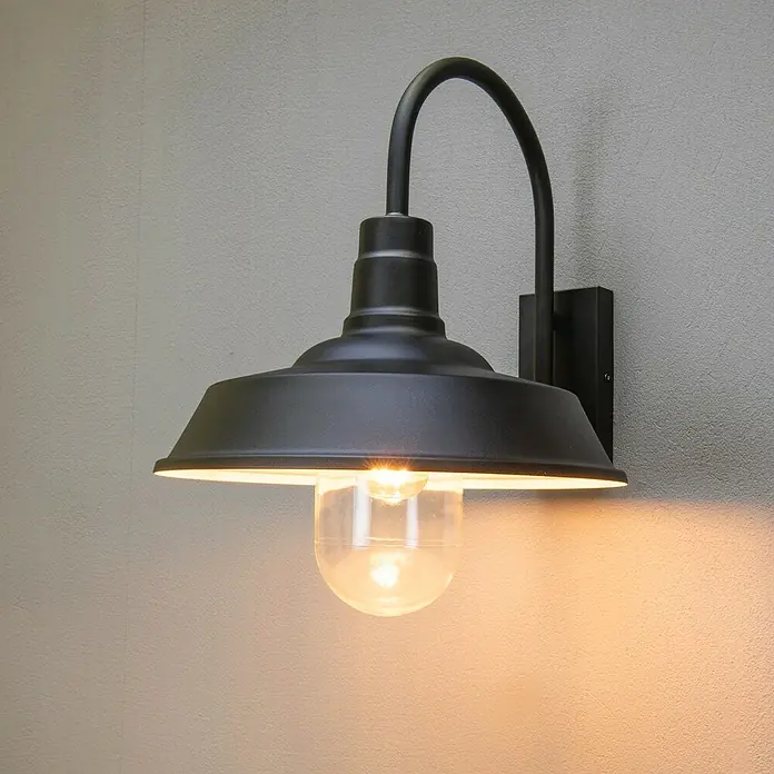 Konstsmide Außenwandleuchte Trapani - 20 W, Schwarz, IP44 - Schwarze Wandleuchte im Vintage-Stil mit klarem Lampenschirm, ideal für den Außenbereich und zur stilvollen Beleuchtung von Fassaden.